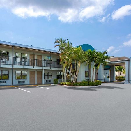 Отель Baymont By Wyndham Punta Gorda/Port Charlotte Экстерьер фото