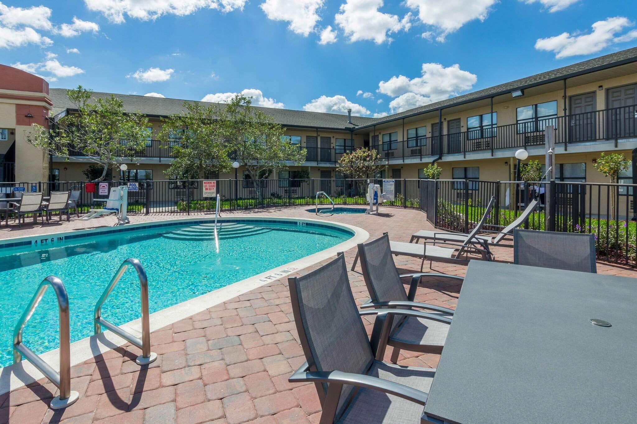 Отель Baymont By Wyndham Punta Gorda/Port Charlotte Экстерьер фото