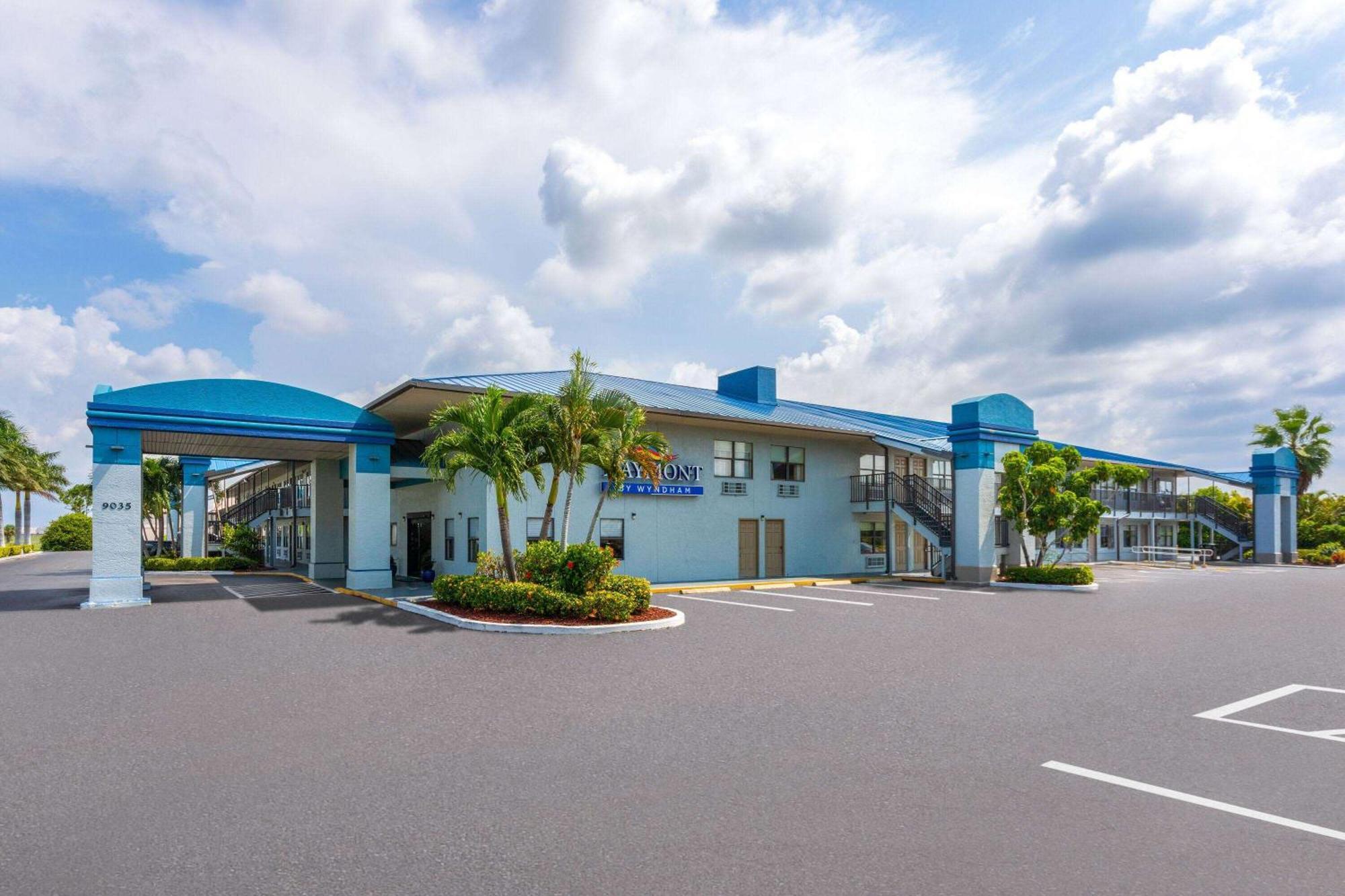 Отель Baymont By Wyndham Punta Gorda/Port Charlotte Экстерьер фото