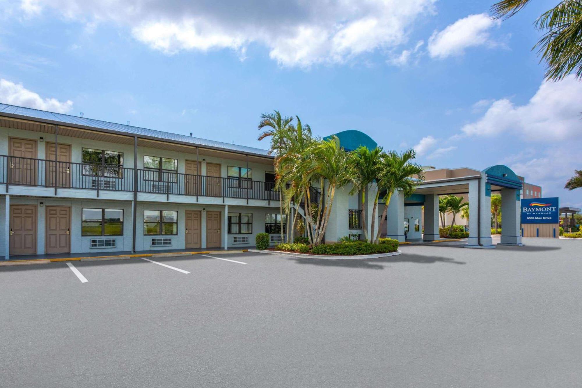 Отель Baymont By Wyndham Punta Gorda/Port Charlotte Экстерьер фото