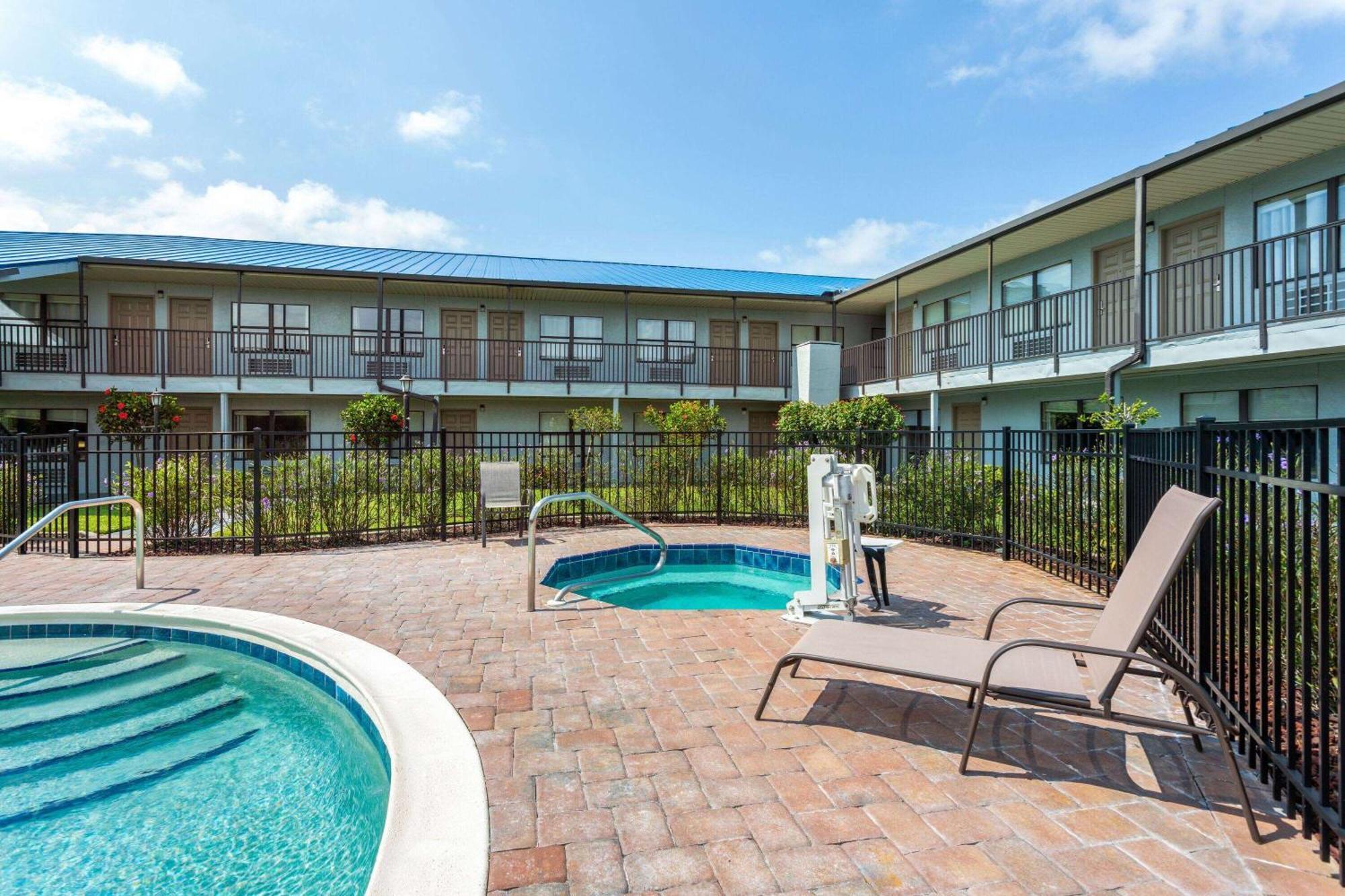 Отель Baymont By Wyndham Punta Gorda/Port Charlotte Экстерьер фото