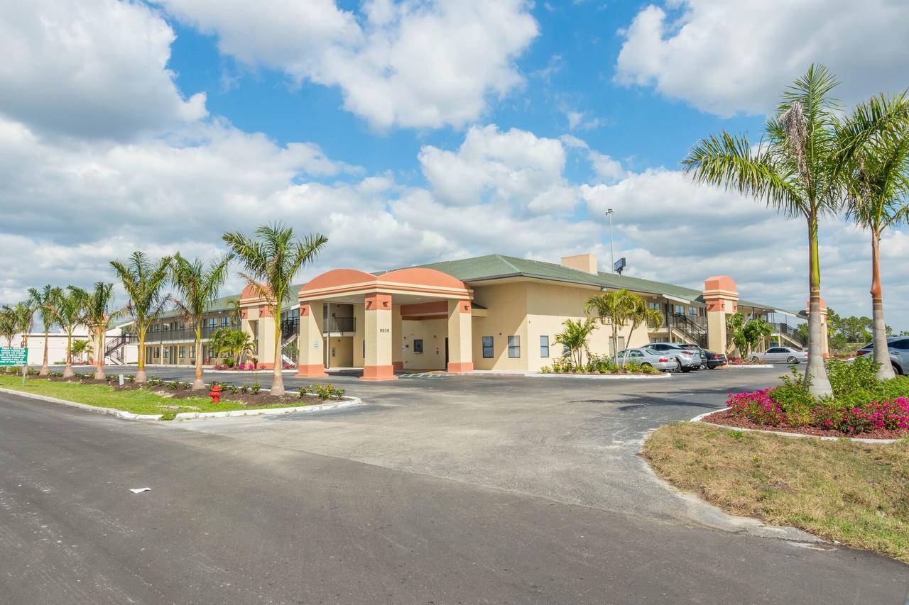 Отель Baymont By Wyndham Punta Gorda/Port Charlotte Экстерьер фото
